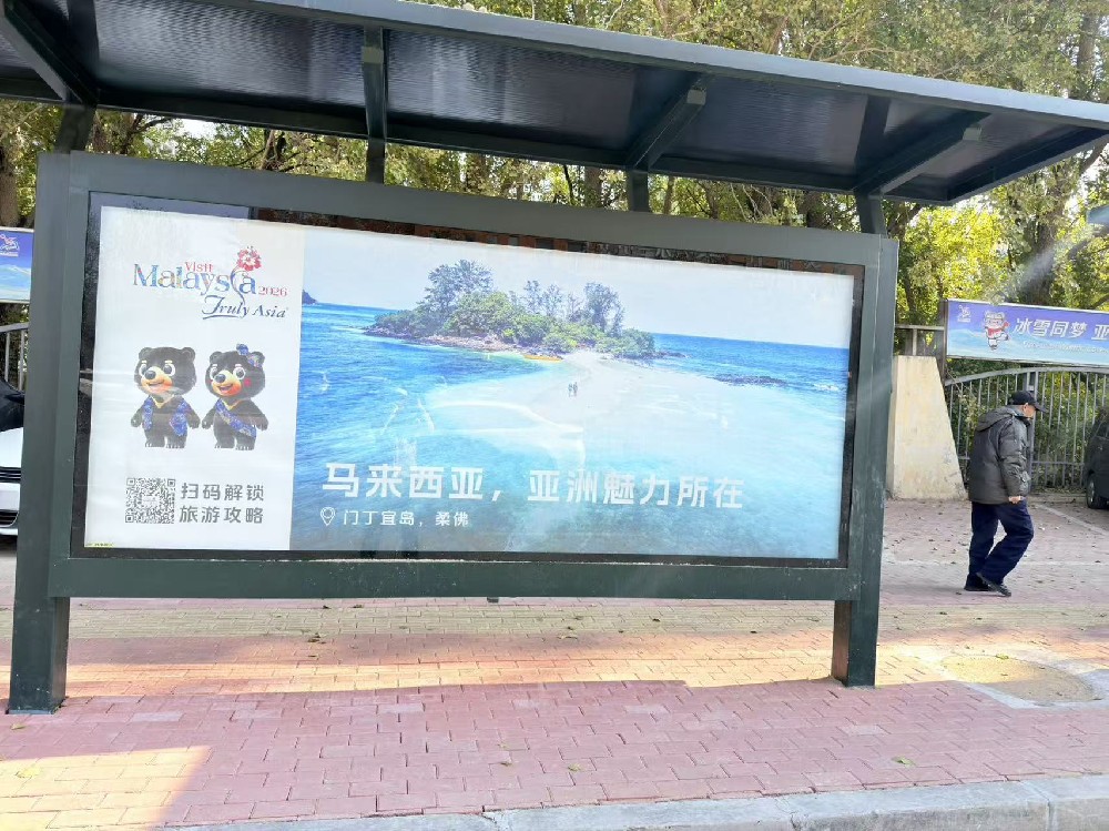 Traditional lightbox for bus shelters